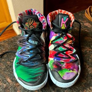 Nike Kyrie’s cq9323